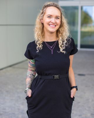 S páskem nebo bez? Tyto saty s kampsami si zamiluješ. Jaké další barevné varianty byste uvítali? With or without a belt?...